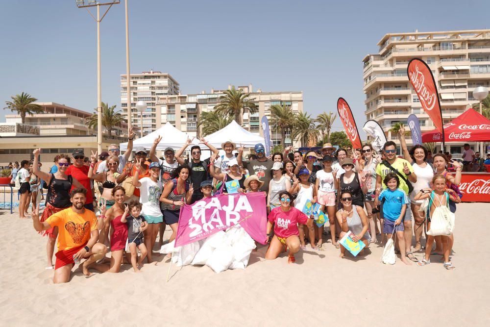 Los voluntarios fueron divididos en equipos para comenzar la recogida