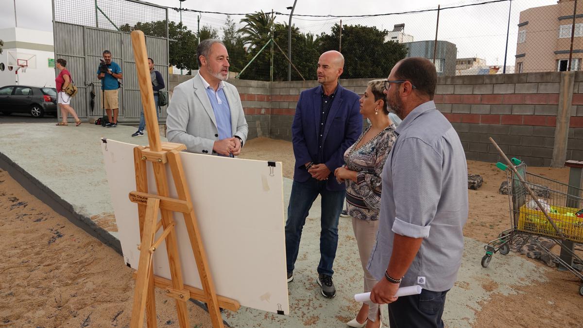 Un  momento de la presentación del proyecto de mejora en el centro deportivo de arena de El Burrero.