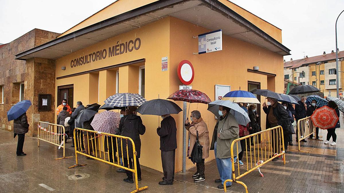 Colas de vecinos a la puerta del consultorio médico de Morales. | José Luis Fernández