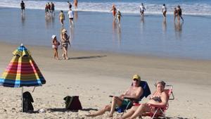 Bañistas, disfrutando del sol en la playa de A Lanzada.