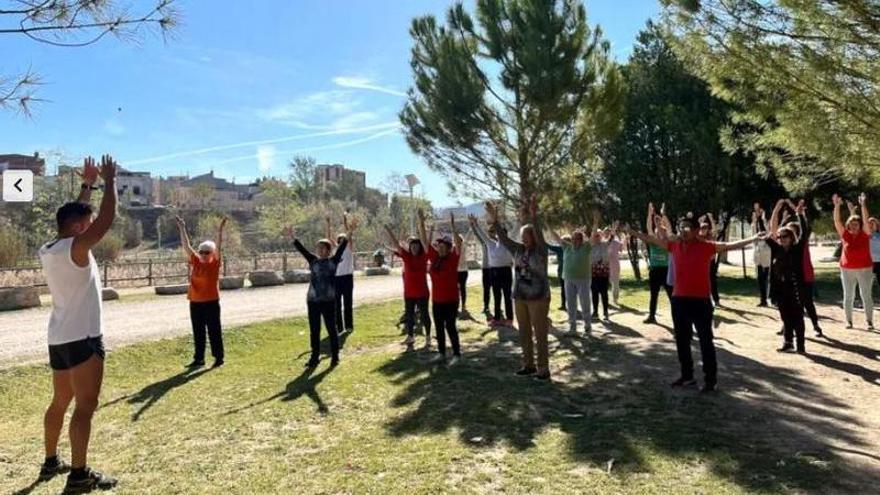 La gent gran de Vilanova passeja pel Parc Fluvial i participa en una sessió d’aeròbic