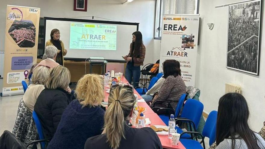 ADRAE sigue organizando charlas para presentar el programa Atraer como las que se realizaron con las       vecinas de Grisén y Pradilla de Ebro.