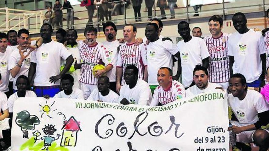 Los veteranos del Sporting y la selección multirracial, a punto de iniciar el partido contra el racismo.