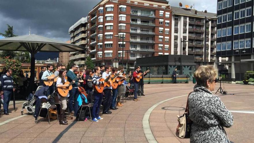 Los &quot;kikos&quot; rezan cantando en la calle