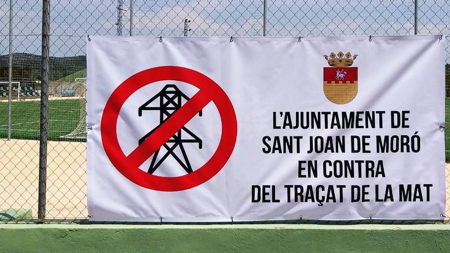 El Ayuntamiento de Sant Joan de Moró ha colgado pancartas contra la MAT en diferentes espacios municipales, como el campo de fútbol.