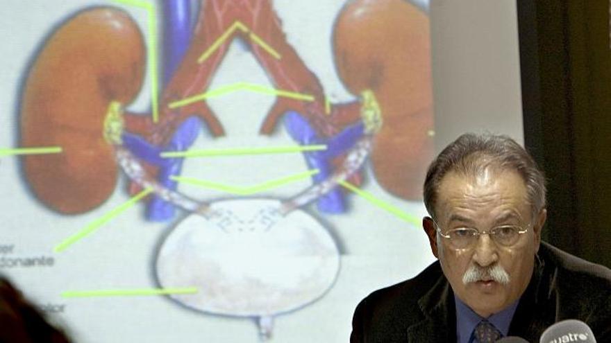 El doctor José Ramos, urólogo y cirujano de trasplante renal del hospital Carlos Haya de Málaga, explica el doble trasplante renal, durante la rueda de prensa para informar del balance de donaciones y trasplantes de órganos efectuados en 2008 en los hospitales públicos de la comunidad.