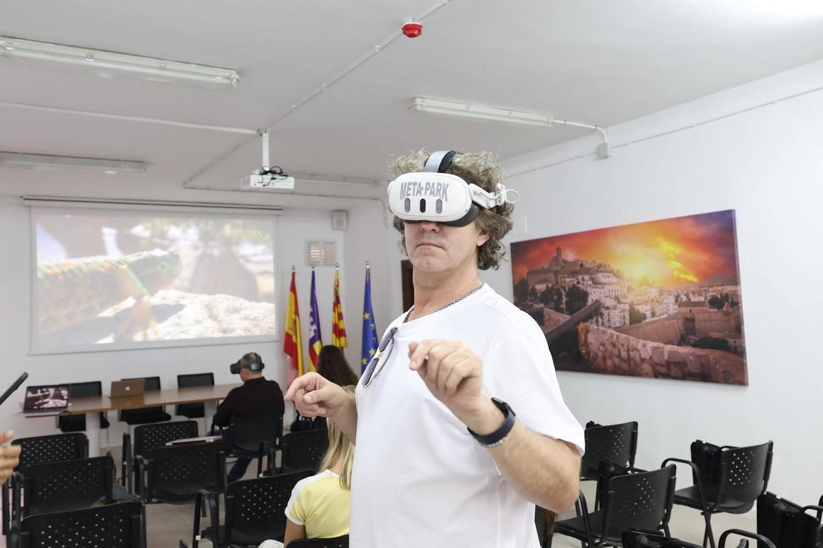 Christian Dori prueba la experiencia de gafas de realidad aumentada en Ibiza.
