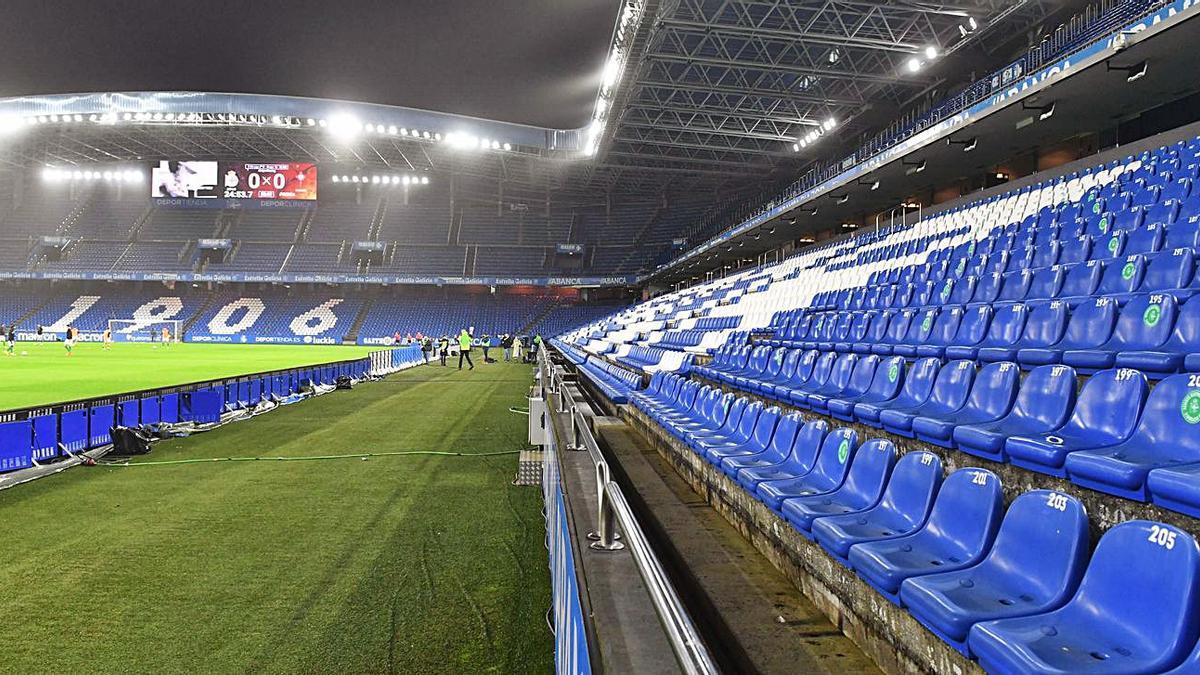 Las gradas vacías de Riazor en el partido contra el Racing del domingo. |  // VÍCTOR ECHAVE