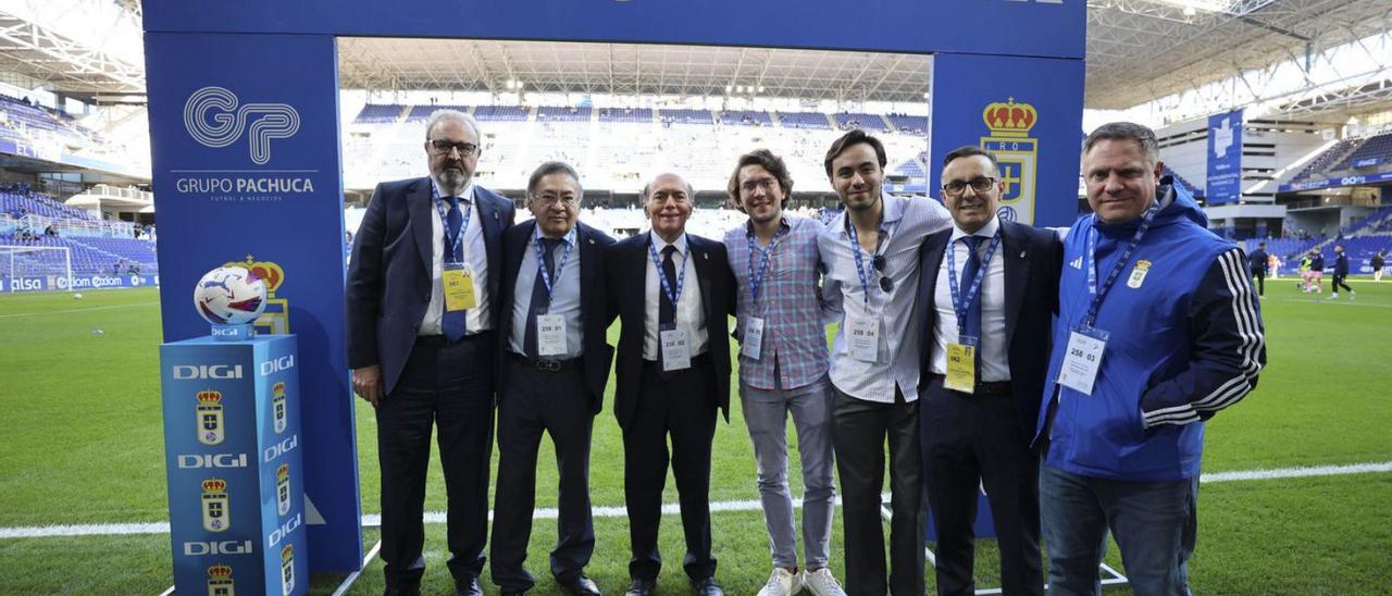 Por la izquierda, Manuel Paredes, Gerardo Cabrera, Pedro Cedillo, Javier Cedillo (sobrino del consejero), Diego Martínez (hijo de Armando Martínez, presidente del Pachuca), Fernando Corral y José Ramón Fernández, ayer, en el Tartiere antes del partido. | Irma Collín