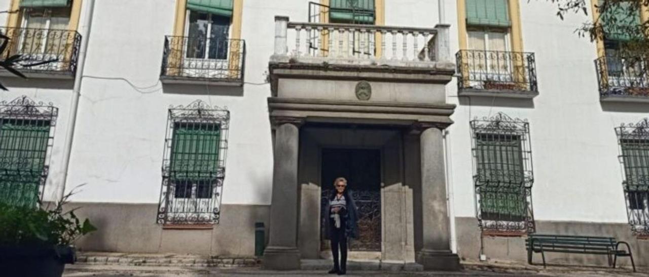 Fachada de la casa de veraneo de Carlos Arniches. A la derecha, el escritor y su esposa, en su casa de campo. | J. B.A.