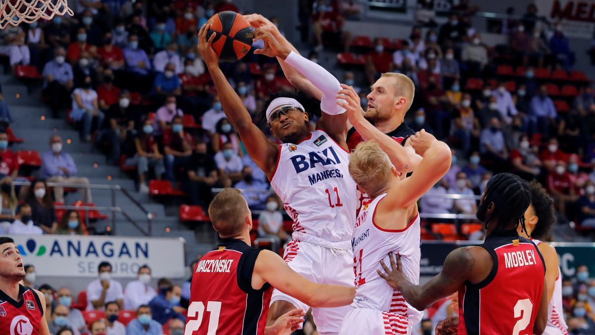 Moneke lucha por un balón en el duelo del BAXI Manresa ante el Casademont Zaragoza