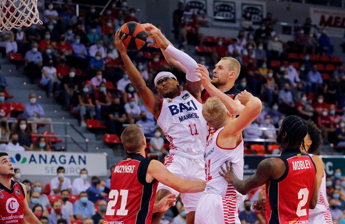 Moneke lucha por un balón en el duelo del BAXI Manresa ante el Casademont Zaragoza