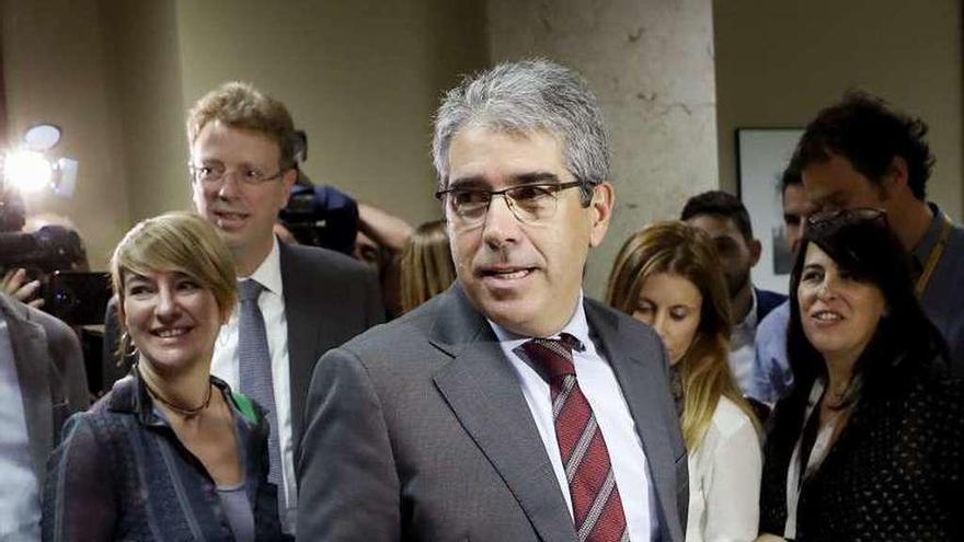 Homs deja su suplicatorio en manos de la oposición  |  El portavoz de PDECat en el Congreso, Francesc Homs (en la foto, ayer), confía en que los partidos que apoyan la creación de una comisión de investigación parlamentaria sobre la llamada &quot;operación Cataluña&quot;, como el PSOE, ERC o Unidos Podemos, rechacen también ahora su suplicatorio por la consulta del 9 de noviembre.