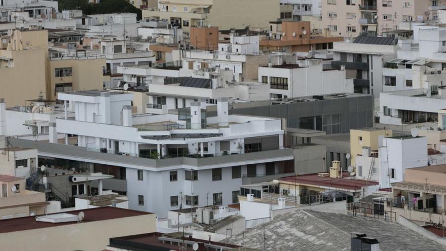 Edificios de viviendas en el centro de Ibiza. | VICENT MARÍ