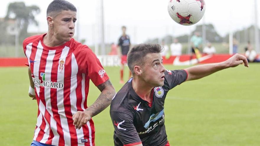 César controla el balón con la cabeza ante el sportinguista Sanabria.