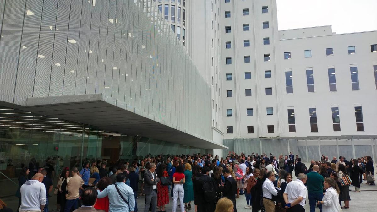 Decenas de personas en la plaza de la Ciudad de la Justicia de Vigo.