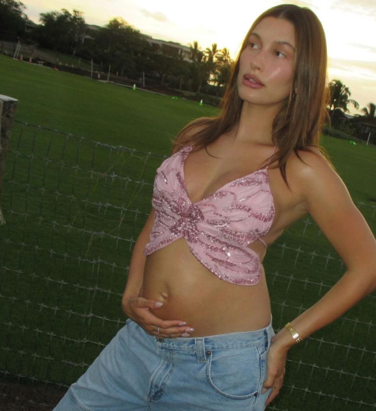 Hailey Bieber muestra su barriga de embarazada.