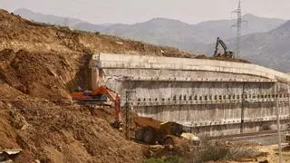 Bendodo pide acelerar la reparación del talud derrumbado de Álora que bloquea la línea del AVE Málaga-Madrid