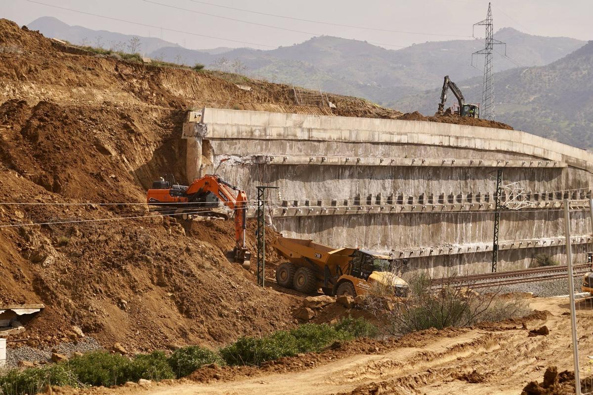 Trabajos en Álora en el deslizamiento de tierra que que mantiene cortada la línea AVE Madrid-Málaga desde el último temporal