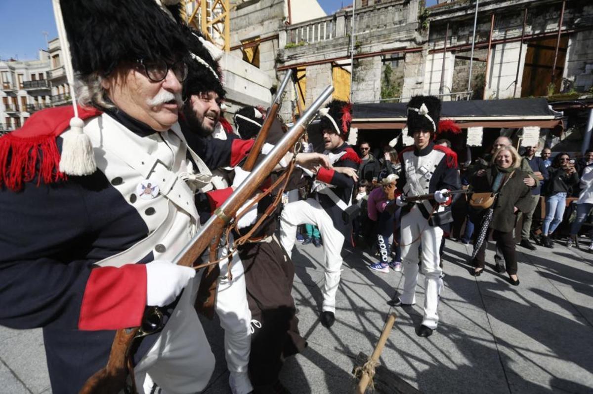 Las tropas napoleónicas campan a sus anchas por el Casco Vello sin saber que el domingo serán expulsados de la ciudad. Las tropas napoleónicas campan a sus anchas por el Casco Vello sin saber que el domingo serán expulsados de la ciudad.