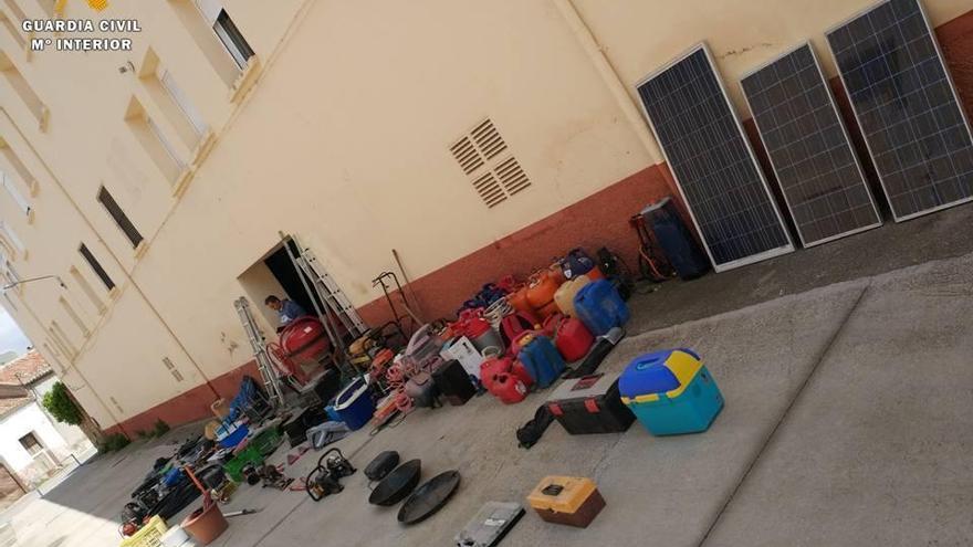 Dos detenidos y tres investigados por robos en casas de campo