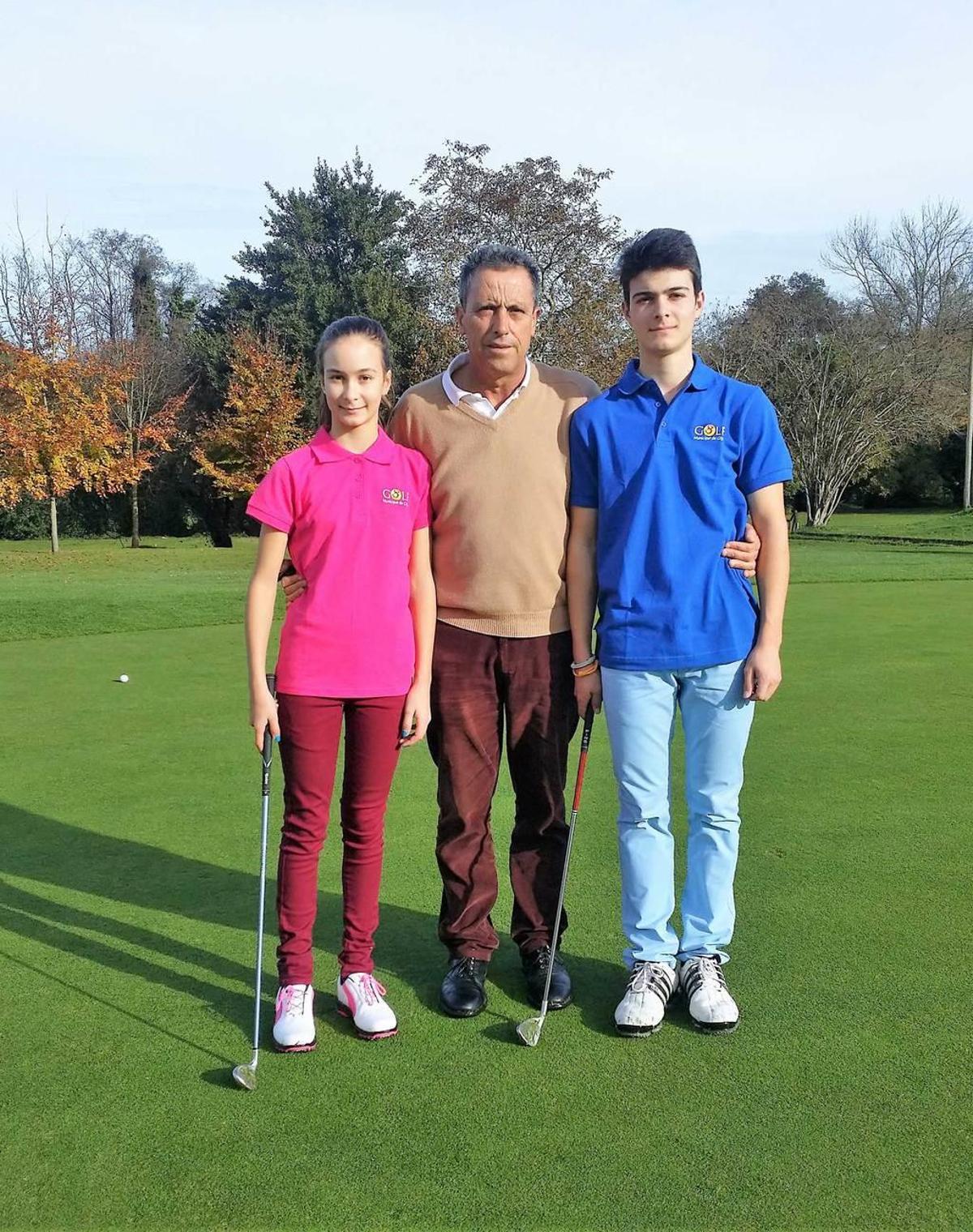 Anuska y Pelayo, con su profesor, Alejandro Valdés.