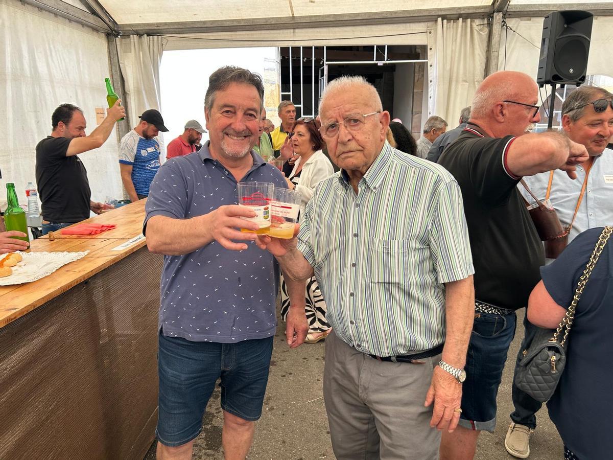 Rosendo Cosío, elaborador de sidra casero cerca de 80 años, junto a su yerno Julio Magadán.