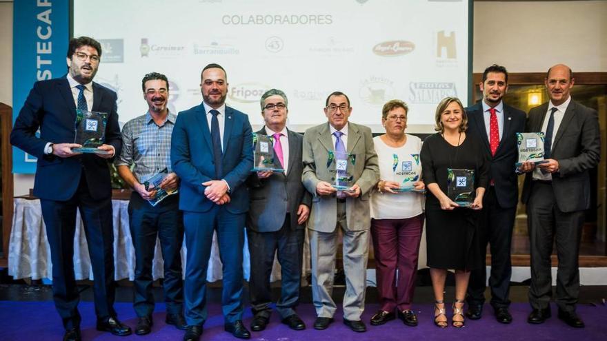 Los galardonados, junto con miembros de la directiva de Hostecar en una foto de familia tomada el lunes.