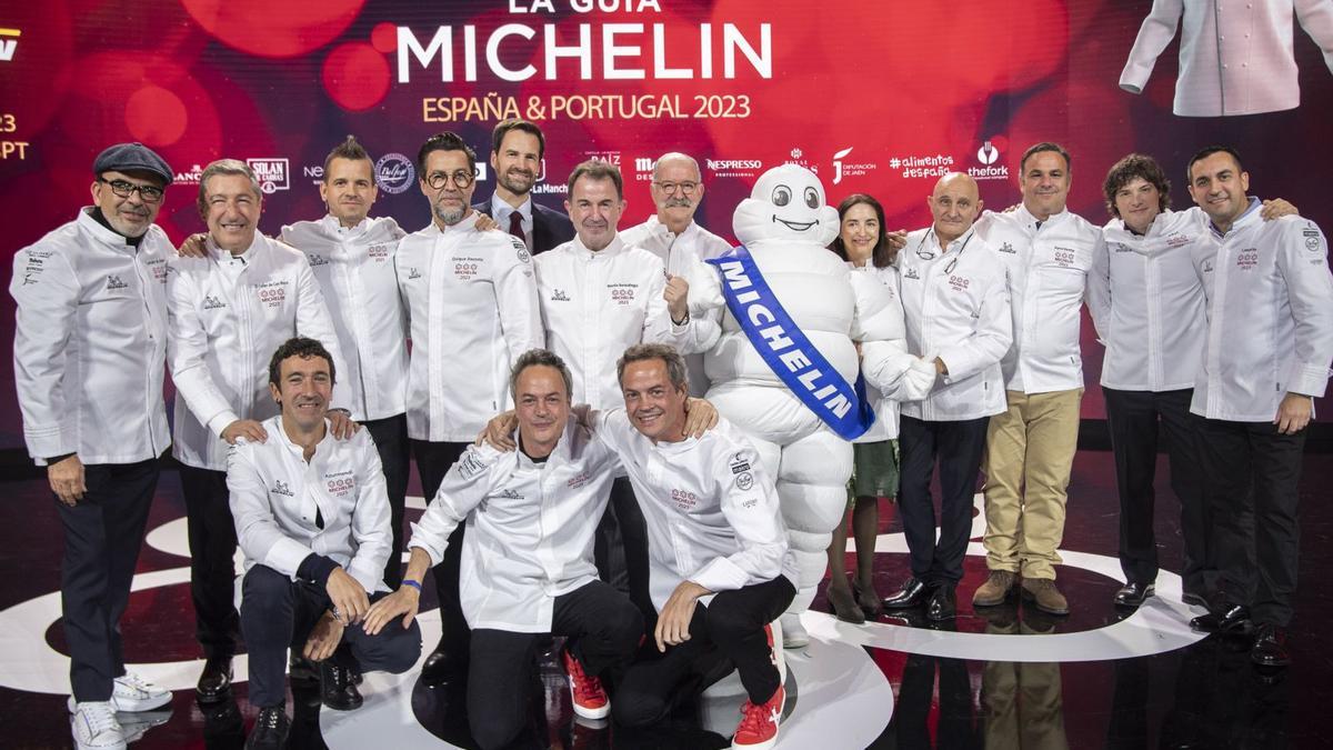 Quique Dacosta en el grupo de los tres cocineros con tres estrellas Micheli.