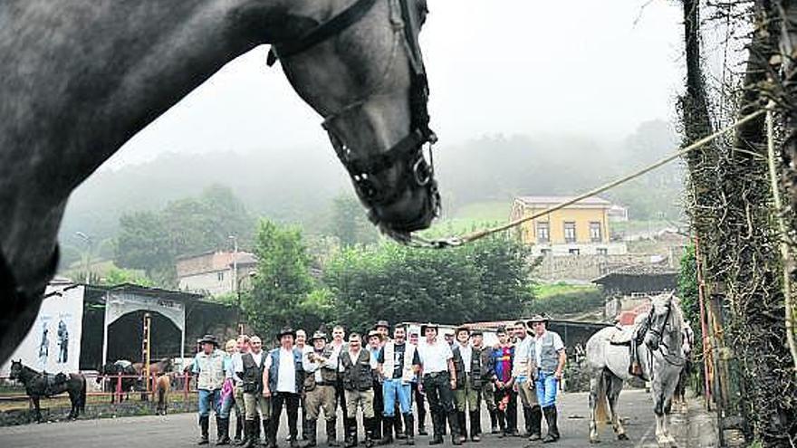 La primera ruta ecuestre de Carabanzo reunió a 80 jinetes