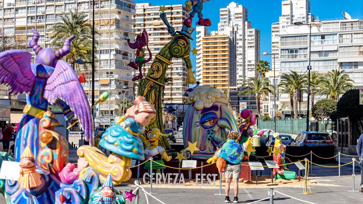 Benidorm alza sus monumentos de Fallas