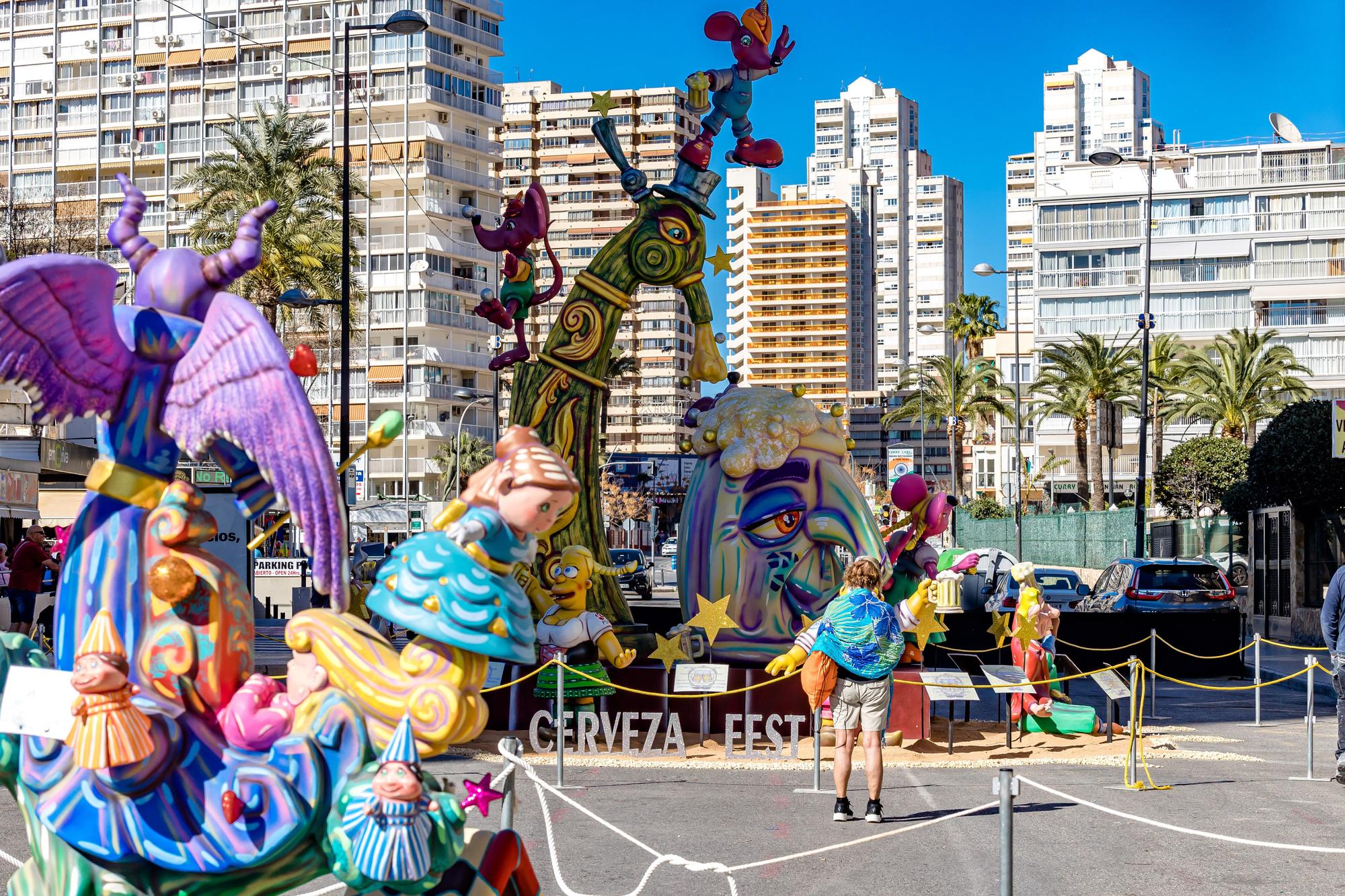 Benidorm alza sus monumentos de Fallas