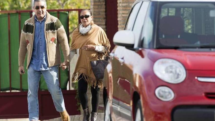 Isabel Pantoja, con su hermano Agustín, ayer.