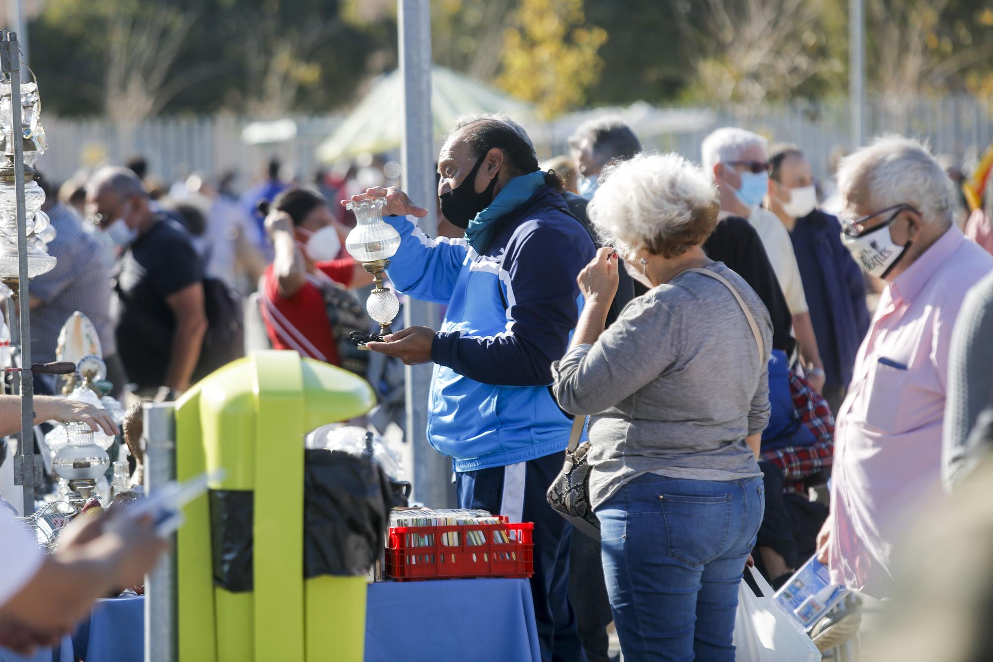 Rastro de València sin distancias de seguridad