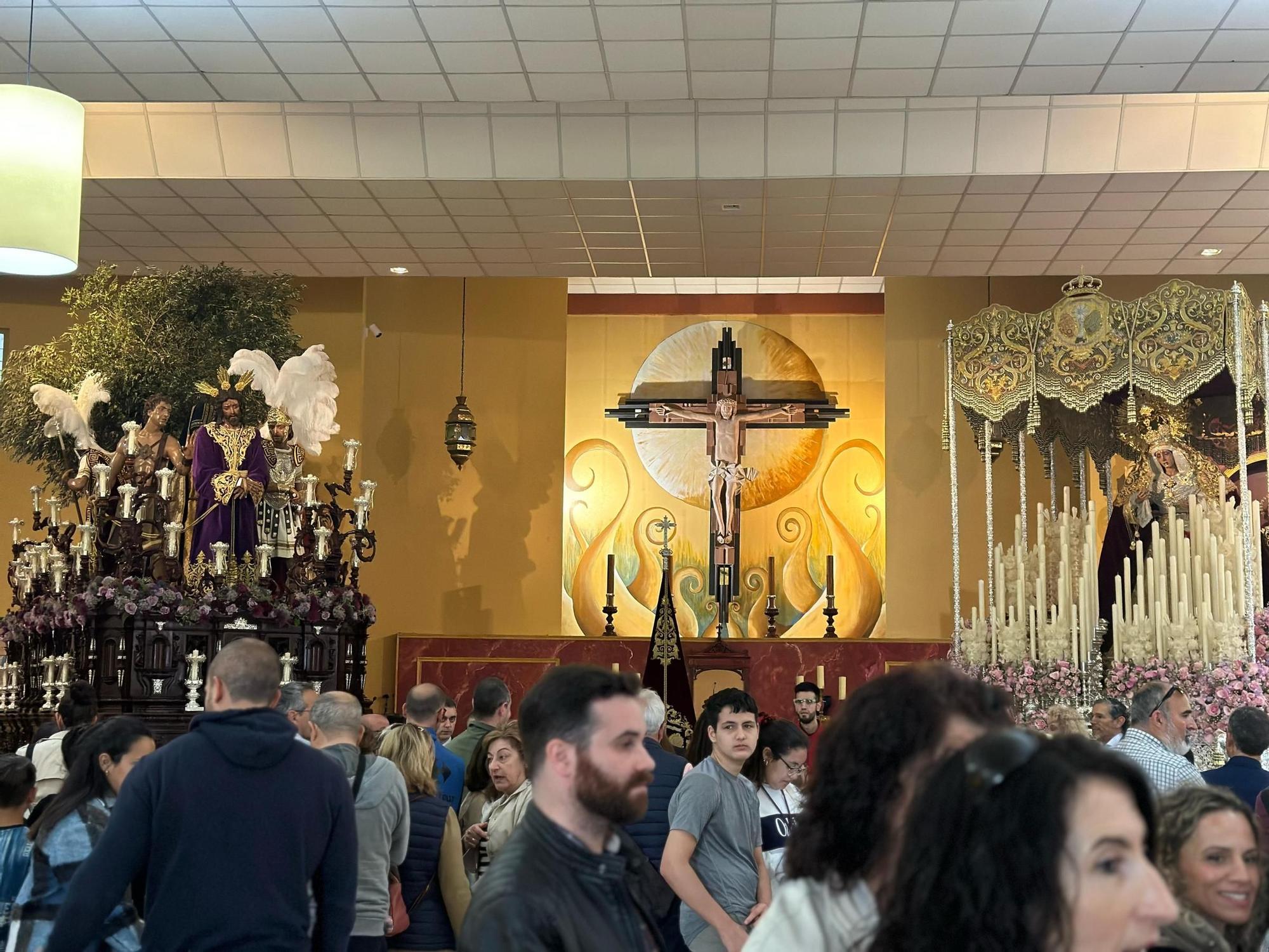 Cientos de personas se acercan a la Parroquia de San Isidro Labrador para contemplar a la Virgen del Amor, de la Hermandad de Pino Montano