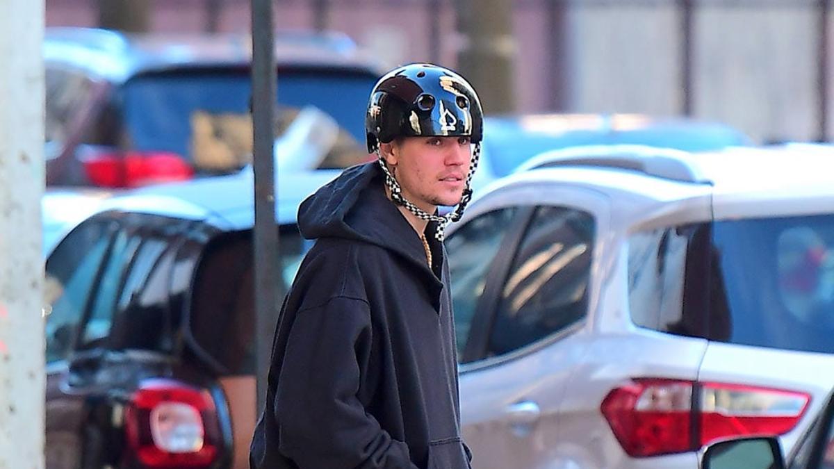 Justin Bieber, en monopatín por las calles de Nueva York