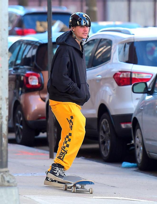 Justin Bieber, en monopatín por las calles de Nueva York