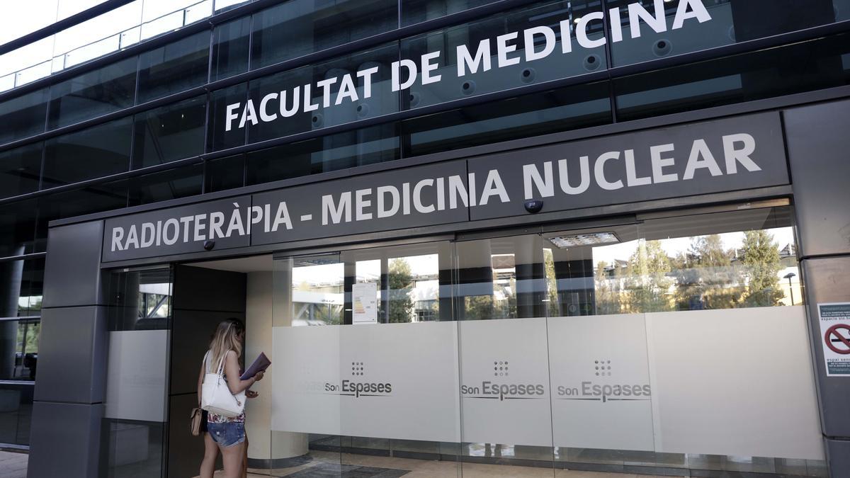Una imagen de archivo de la facultad de Medicina ubicada en el hospital de Son Espases.