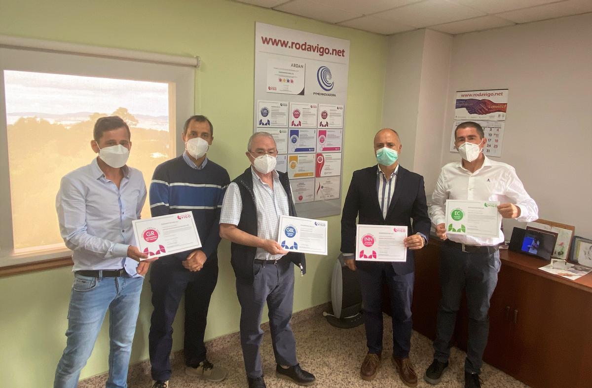 El delegado de la Zona Franca, David Regades, hace entrega de sus indicadores Ardán a Rodavigo.