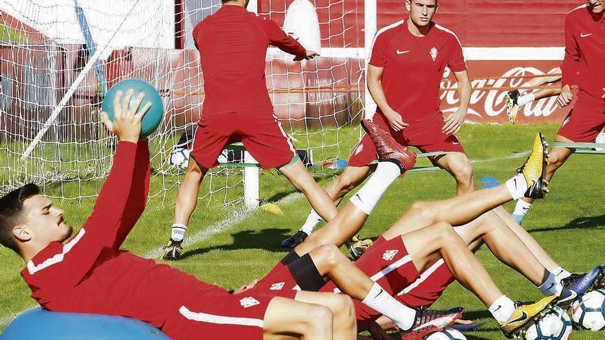 Por la izquierda, Sergio, Viguera, Isma López y Scepovic, durante el entrenamiento de ayer en Mareo.