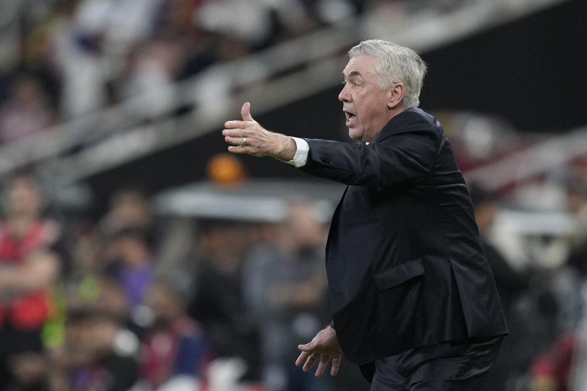 Real Madrid's head coach Carlo Ancelotti gives instructions from the side line during the Spain Super Cup final soccer match between Real Madrid and Barcelona at King Abdullah Stadium in Jeddah, Saudi Arabia, Sunday, Jan. 12, 2025. (AP Photo/Altaf Qadri). EDITORIAL USE ONLY/ONLY ITALY AND SPAIN