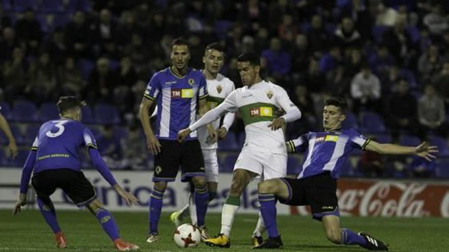 El franjiverde Benktib, rodeado por Pepelu, Connor y Óscar Díaz. JOSE NAVARRO