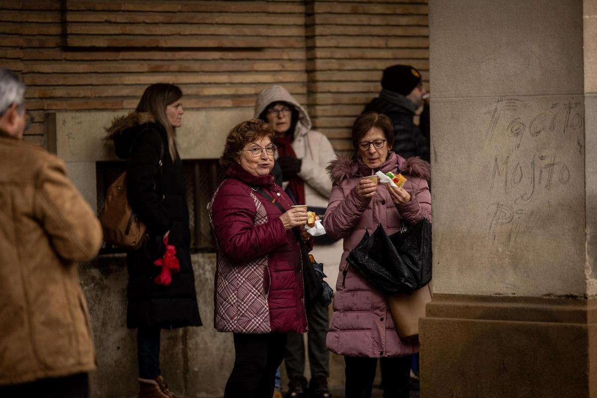 En imágenes | El Periódico de Aragón reparte roscón por San Valero en la plaza del Pilar de Zaragoza