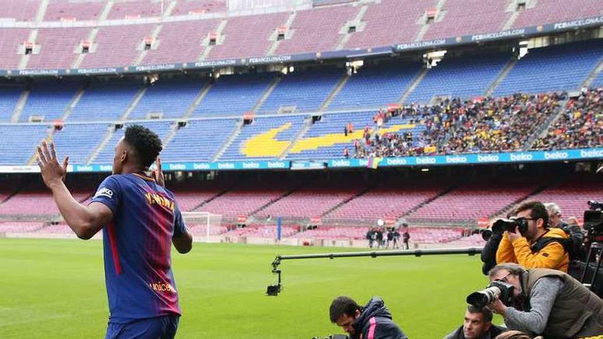 Yerry Mina, descalzo ayer en el Camp Nou.