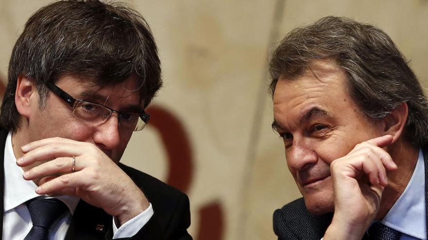 Carles Puigdemont, con Artur Mas este martes.