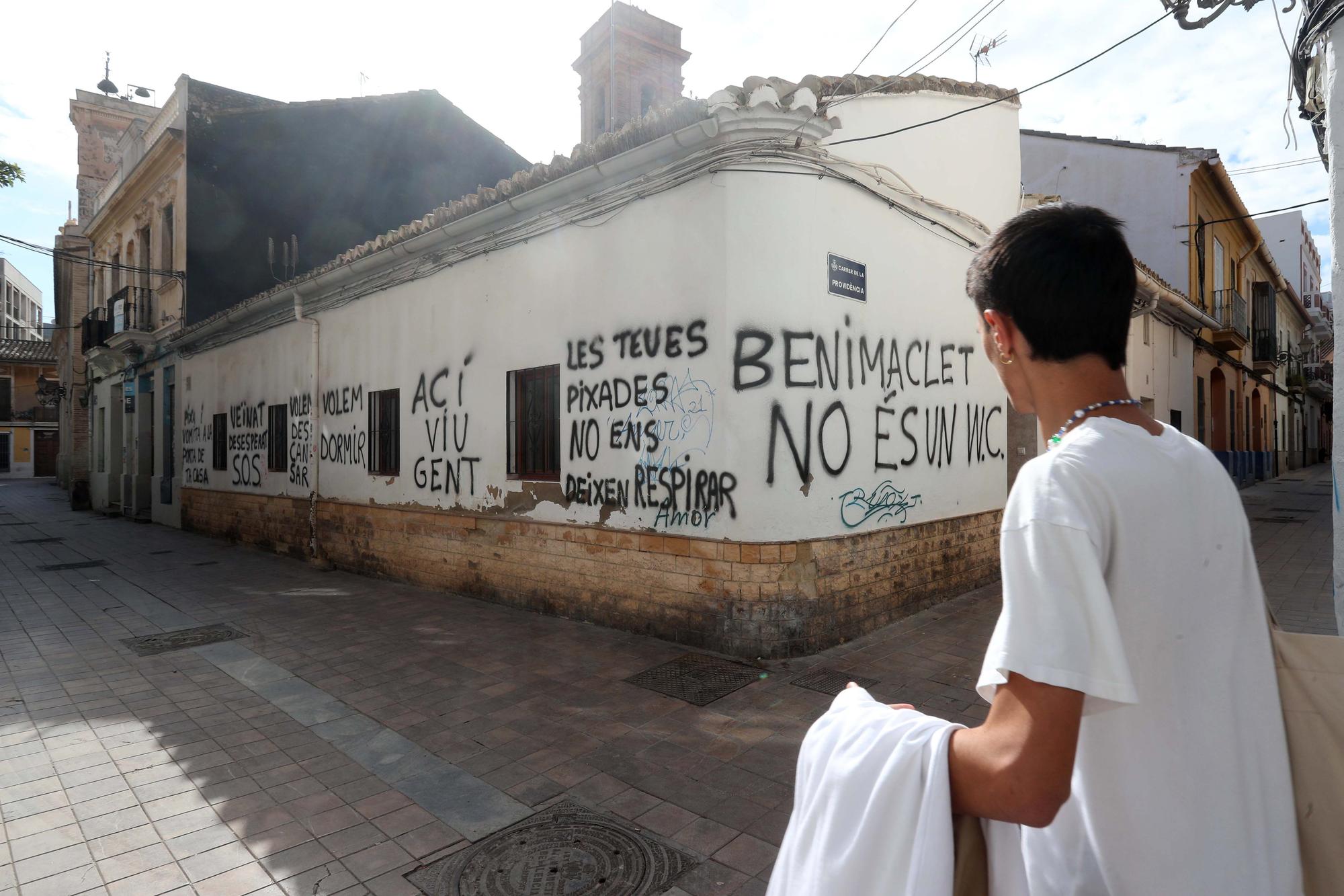 Benimaclet amanece con pintadas en contra de los botellones