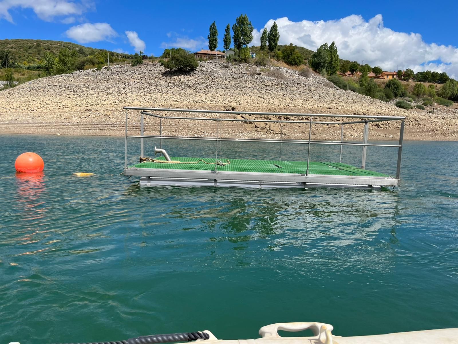 Vista de la bomba desde la que se recogerá agua del embalse de Riaño para su posterior potabilización.