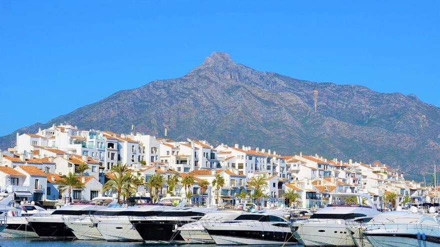 El alquiler vacacional a pie de playa supera los 2.000 euros a la semana en Estepona y Marbella y llega a 800 en Málaga