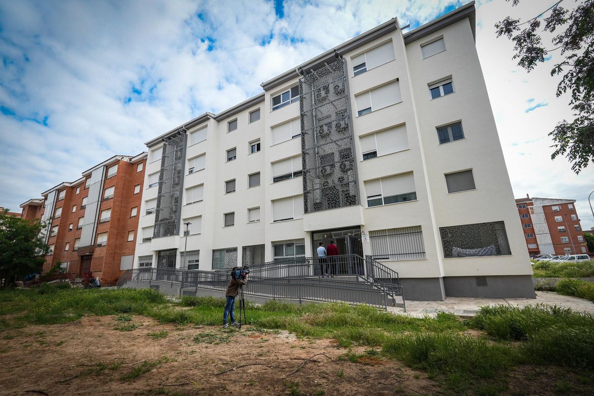 Bloque donde están las viviendas de Cáritas, en Suerte de Saavedra.