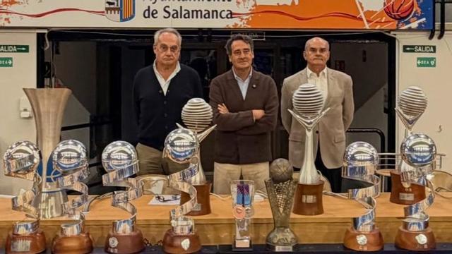 La familia Recio, junto a algunos de los trofeos conquistados. | PA